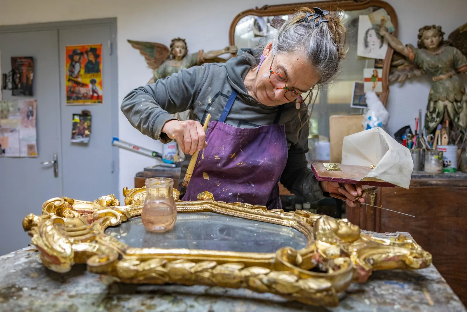 Dorure à la feuille d'or — détail d'un ornement restauré par Susanne Linzer, atelier La Pie Dorée à Pézenas