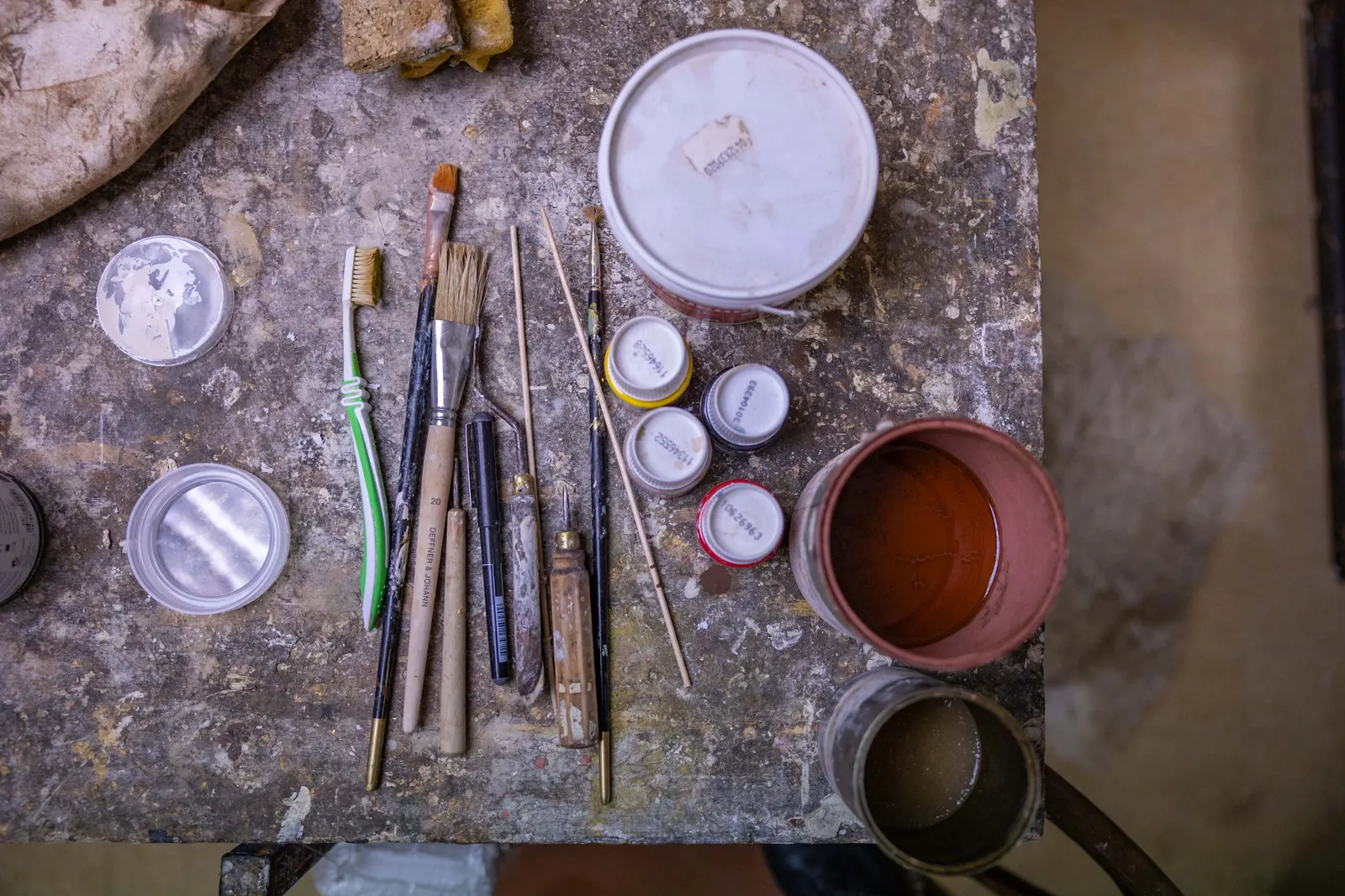 Retouche de dorure à la feuille à l'atelier — Pézenas, Hérault